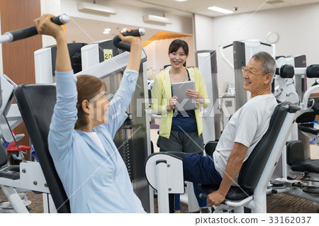 健身房高級夫婦活躍肌肉訓練 33162037