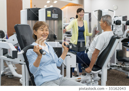 Gym senior couple active muscle training Gym senior couple active muscle training 33162043