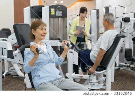 健身房高級夫婦活躍肌肉訓練 33162046