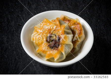 Chinese chive dumpling Fried Garlic Chive Dumplings 33162583