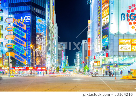 東京秋葉原電氣街(Maseshi Bridge交叉路口)的夜景 東京秋葉原電氣街(Maseshi Bridge交叉路口)的夜景 33164216