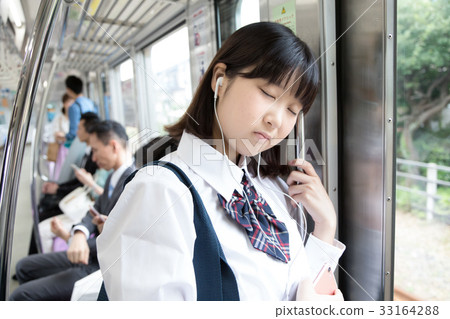 參加高中女生射擊合作的火車''京王電鐵株式會社'' 33164288
