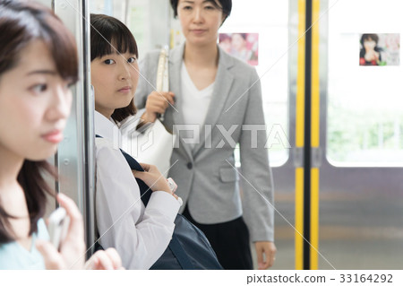 Train attending high school girl shooting cooperation `` Keio Electric Railway Co., Ltd. '' 33164292