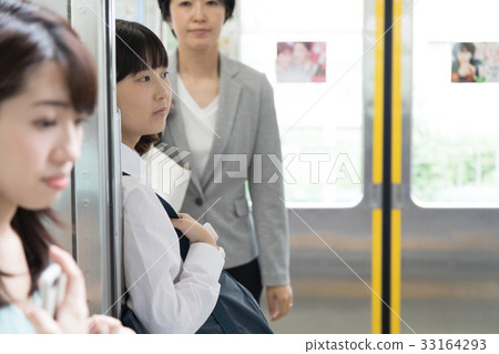 Train attending high school girl shooting cooperation `` Keio Electric Railway Co., Ltd. '' 33164293