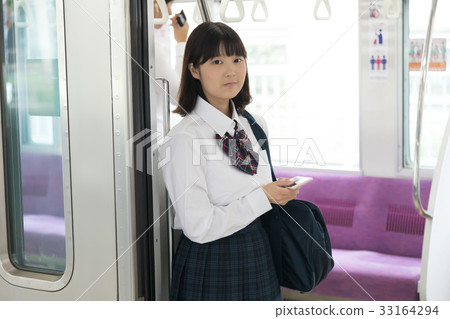 Train attending high school girl shooting cooperation `` Keio Electric Railway Co., Ltd. '' 33164294