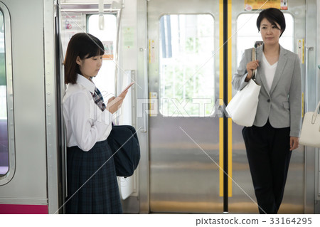 Train attending high school girl shooting cooperation `` Keio Electric Railway Co., Ltd. '' Train attending high school girl shooting cooperation `` Keio Electric Railway Co., Ltd. '' 33164295