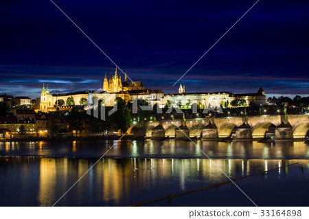 Night view prague castle prague Night view prague castle prague 33164898