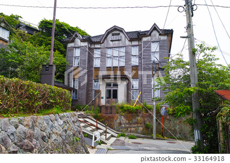 [佐渡島旅遊景點，登記的有形文化財產]前相川稅務局主樓，大門，Sedoi 33164918