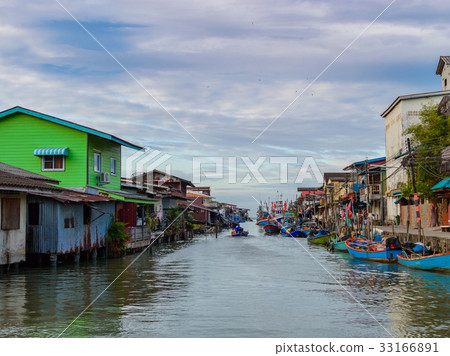 House on the water in Khlong Yai town in Thailand House on the water in Khlong Yai town in Thailand 33166891