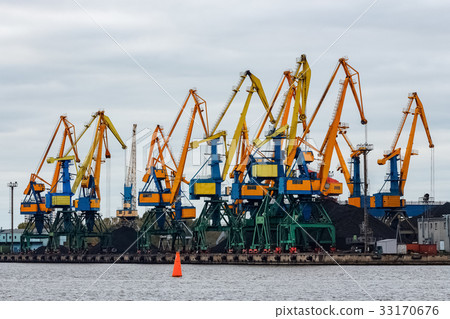 Yellow cargo cranes 33170676