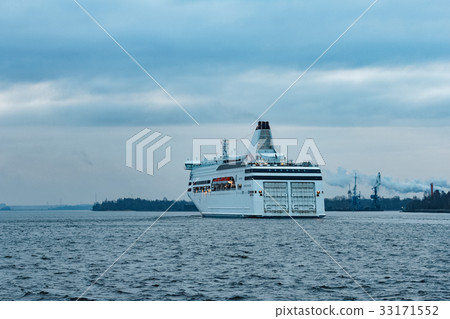 White passenger ship White passenger ship 33171552