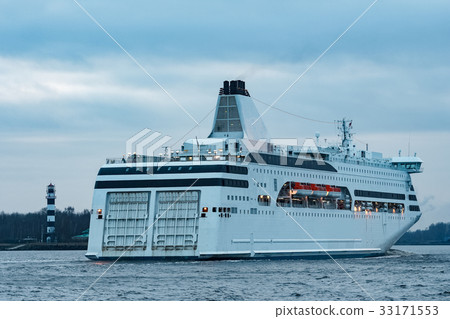 White passenger ship 33171553