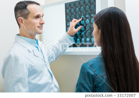 Pleasant doctor explaining the results of CT scan 33172007