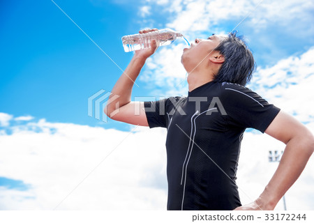 Sportsman drinking pure water when take break or rest time, Rela 33172244