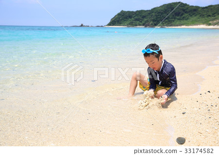孩子們在海裡玩 孩子們在海裡玩 33174582