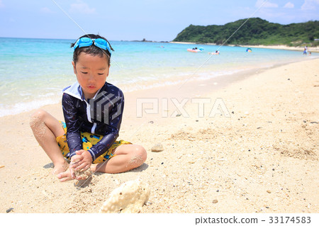 孩子們在海裡玩 孩子們在海裡玩 33174583