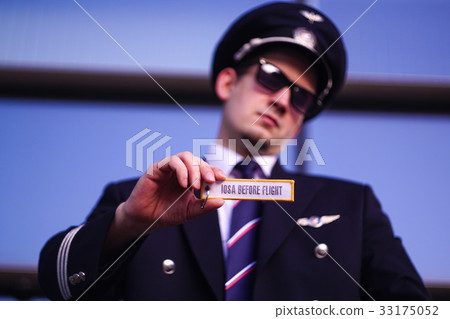 Pilot holds a keychain 33175052