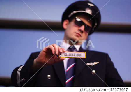 Pilot holds a keychain 33175057