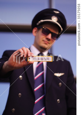 Pilot holds a keychain Pilot holds a keychain 33175058