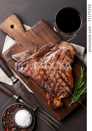 T-bone steak 33175358