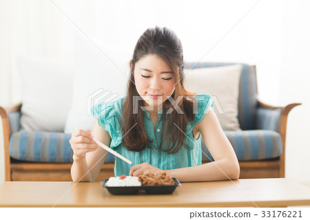 一個女人在吃午飯 一個女人在吃午飯 33176221