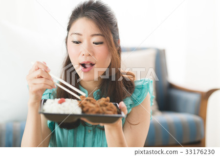 一個女人在吃午飯 33176230