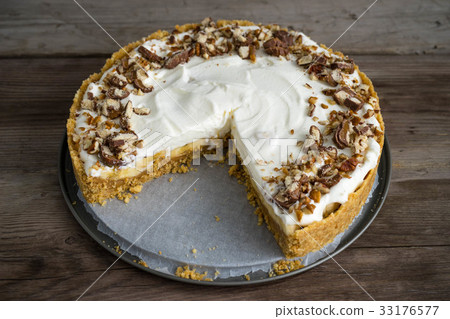 Banoffy pie on a dish. 33176577