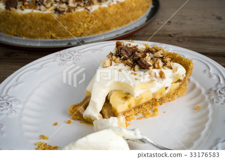 Banoffy pie on a dish. 33176583