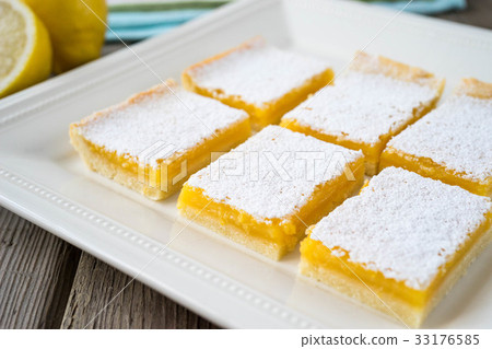 freshly baked lemon bars 33176585
