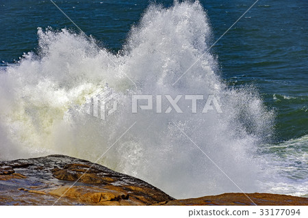 Big seawater spray 33177094