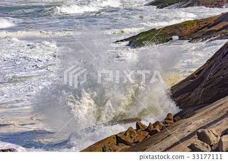 Waterspray over stones 33177111