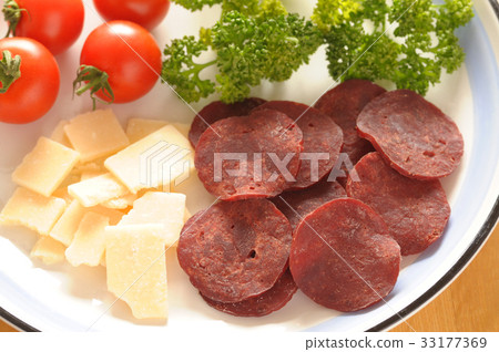 Salami with cheese and tomato 33177369