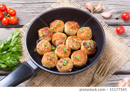 Pork meatballs with parsley 33177565