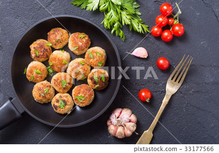 Pork meatballs with parsley 33177566