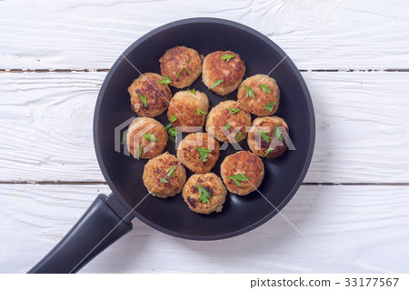 Pork meatballs with parsley 33177567