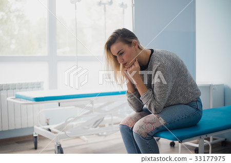 Woman's hand waiting for doctor in hospital 33177975