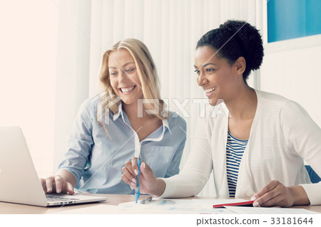 Beautiful minds work together 33181644