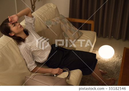 Tired business woman 33182546