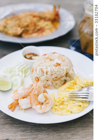 Food series: Fried rice with prawns and omelet 33182704