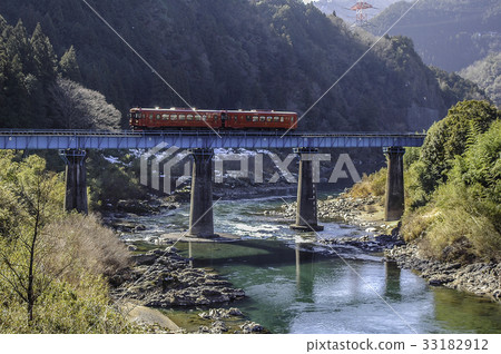 Nagaragawa鐵路紅色火車鐵橋樑河 33182912