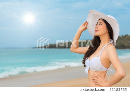 bikini woman wearing white sun hat looking shine bikini woman wearing white sun hat looking shine 33183765