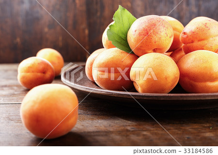 Ripe apricots on the table Ripe apricots on the table 33184586