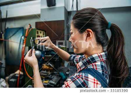 milling machine worker verify manufacturing steel 33185390