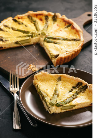 Homemade tart with asparagus and cheese 33186558