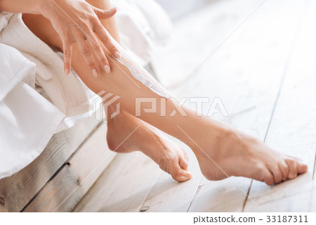 Close up of slim leg that being applied with cream 33187311