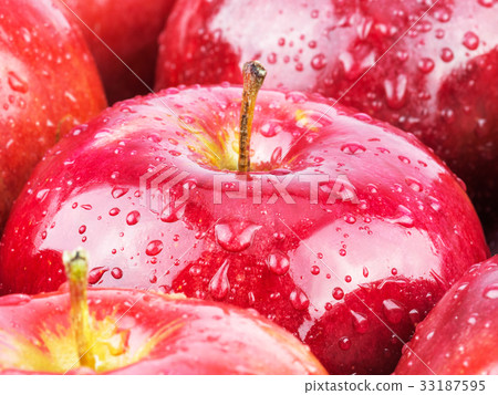 Macro of fresh red wet apples 33187595
