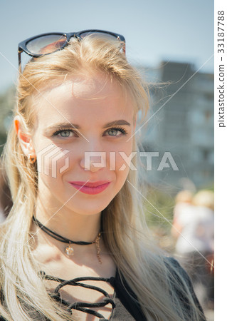 girl in sunlight 33187788