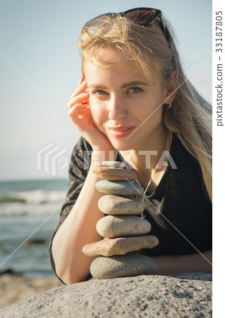 woman stacking stones 33187805