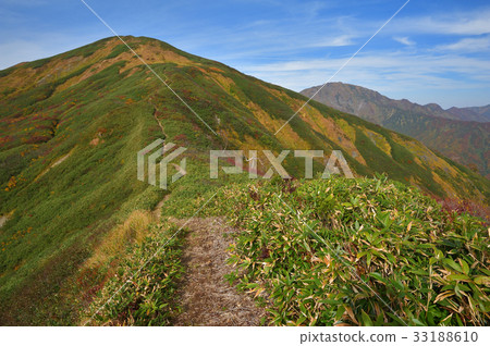 Look at the summit of Mt. Sakai and the direction of Nakanotake from the climb to Mt. 33188610