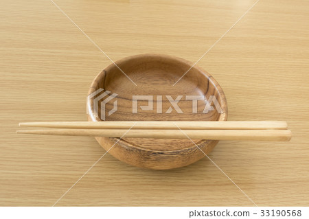 木桌和餐具 33190568